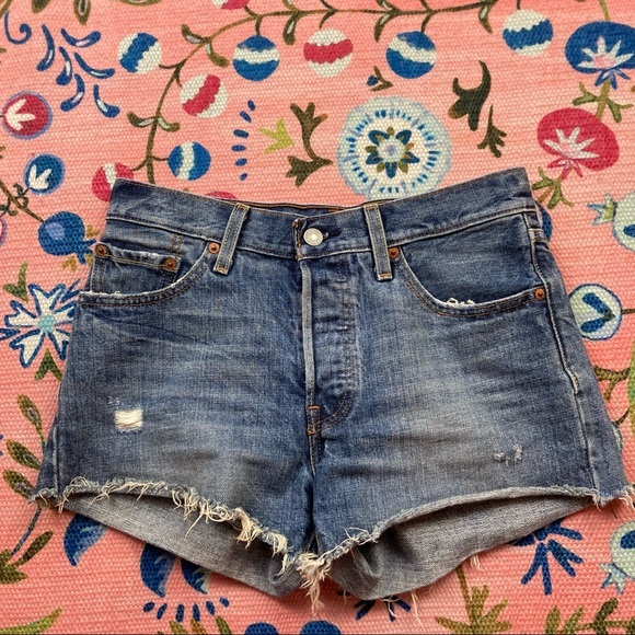 Levi’s Raw Cuffed Button Fly Distressed Shorts - Picture 1 of 11